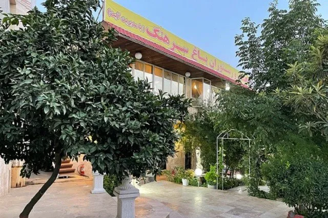 نمای ورودی باغ سرهنگ میان درختان و فضای سبز