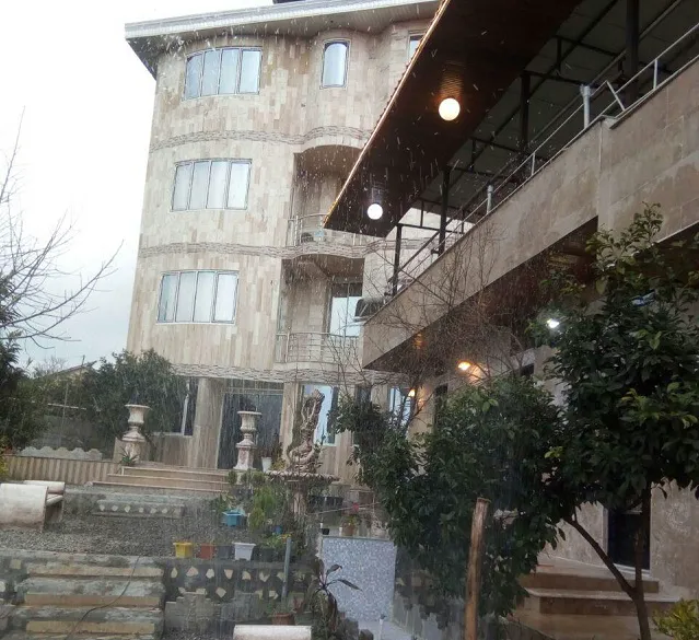 نمای ساختمان سنگی و باغچه باغ سرهنگ
