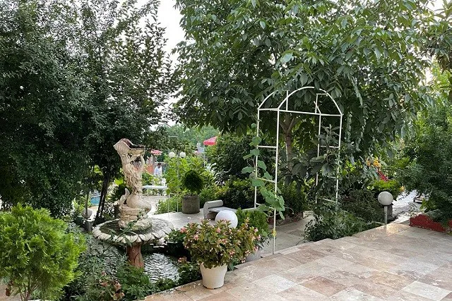 باغ سرهنگ با آب‌نما، مجسمه و مسیر سنگ‌فرش‌شده