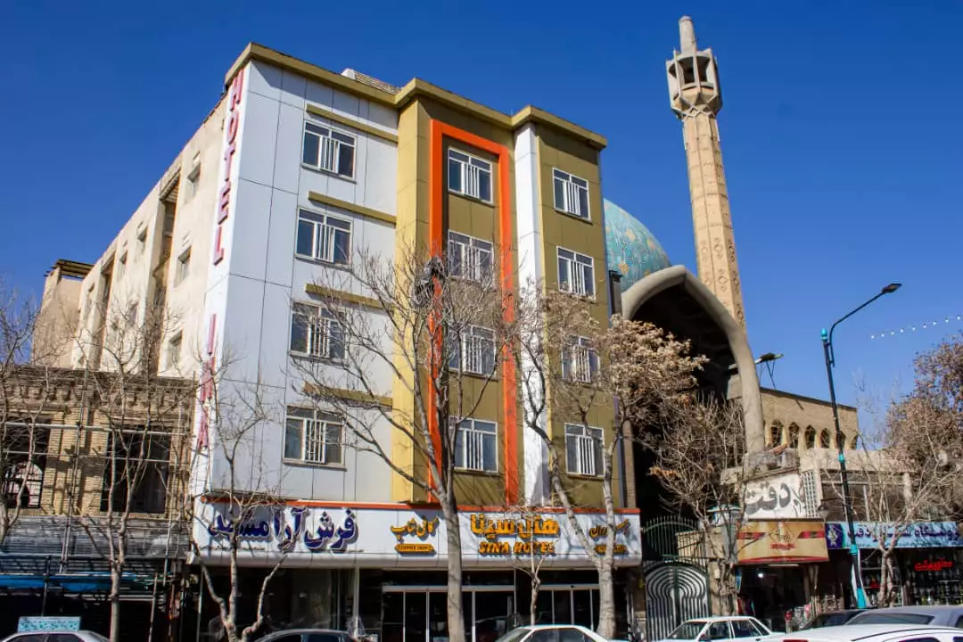 نمای بیرونی هتل سینا کنار مسجد و مناره