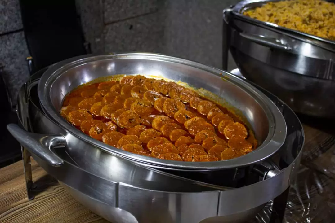 خورش قیمه در ظرف گرم‌کن هتل سینا