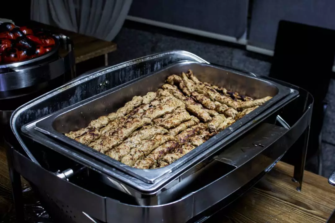 کباب مرغ در ظرف گرم‌کن هتل سینا
