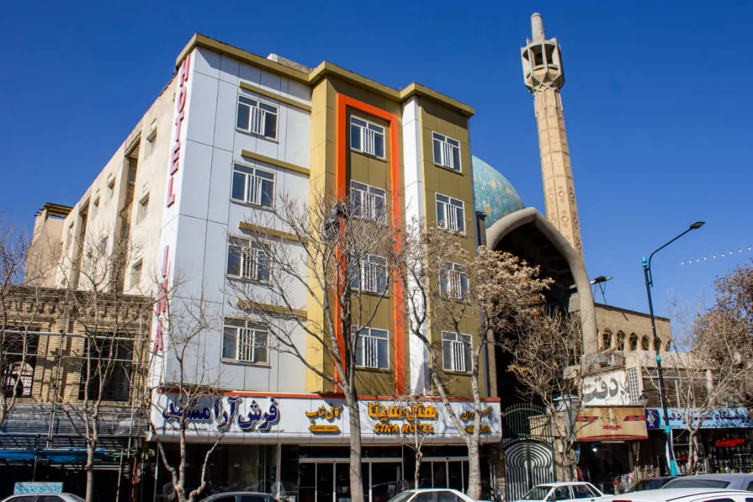 نمای بیرونی هتل سینا کنار گلدسته مسجد