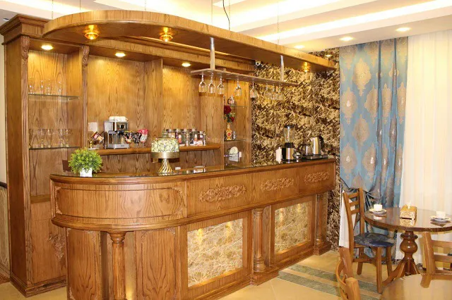 کانتر چوبی و میزهای نشیمن هتل عقیق رضوی