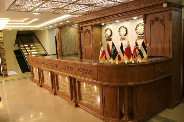 پذیرش چوبی هتل عقیق رضوی با پرچمها