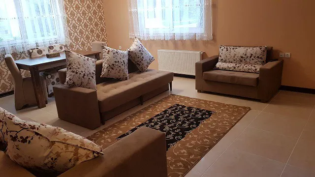 مبلمان و قالی اتاق نشیمن هتل نور