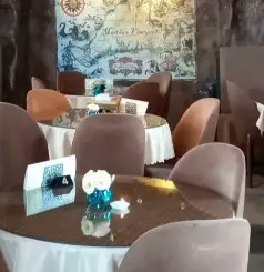 چیدمان میزهای غذاخوری در هتل نور