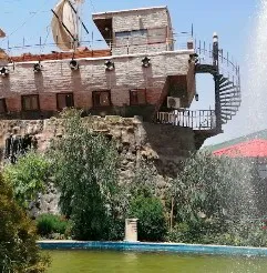 ساختمان سنگی کنار آب در هتل نور