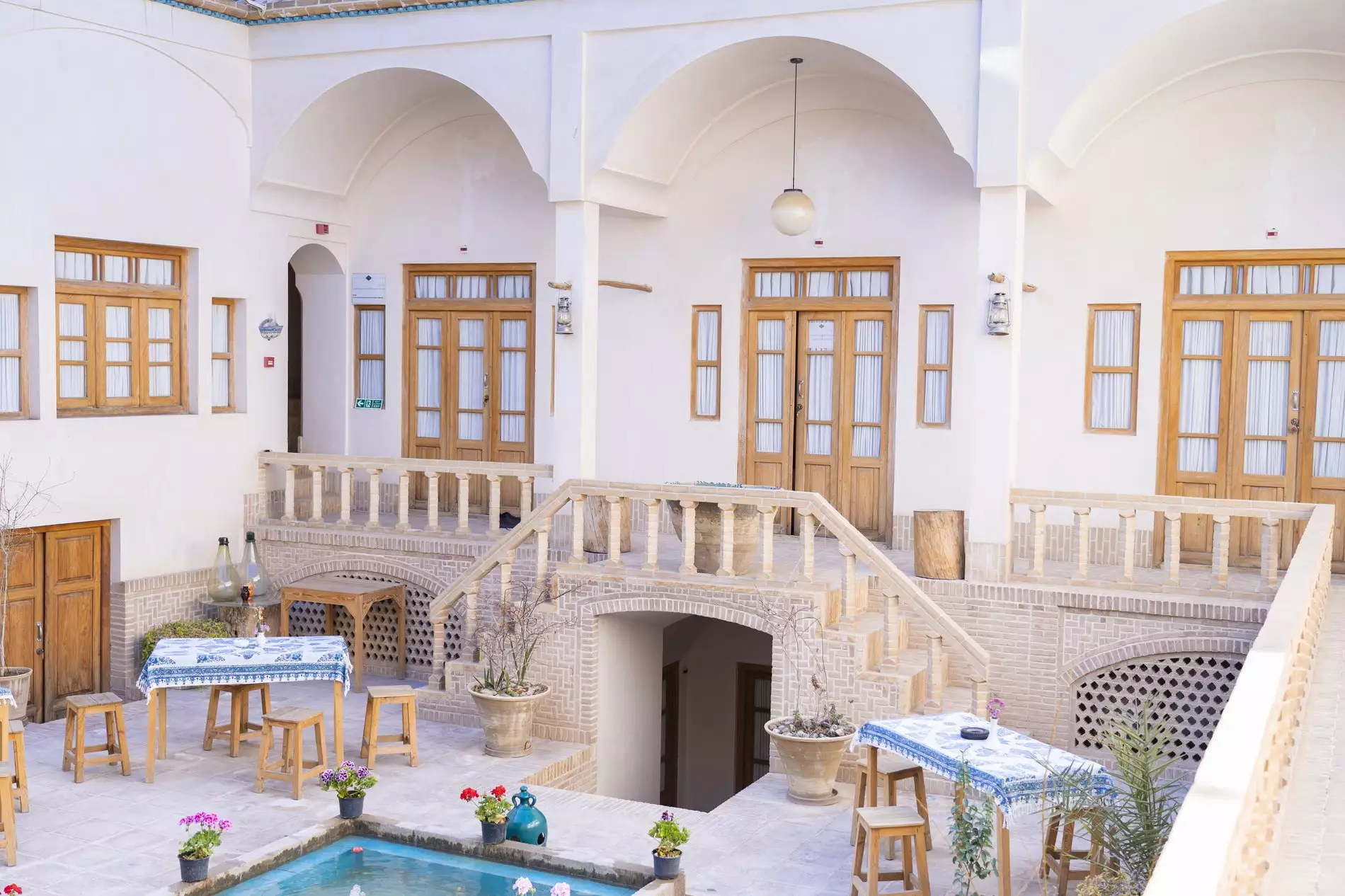 حیاط سنتی با حوض و ایوان کاشانه روشن
