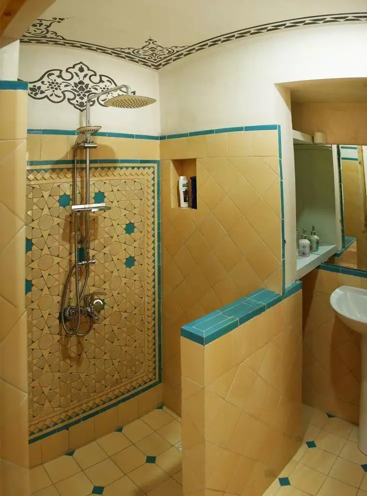 دوش‌خانه کاشانه روشن با کاشی‌کاری فیروزه‌ای