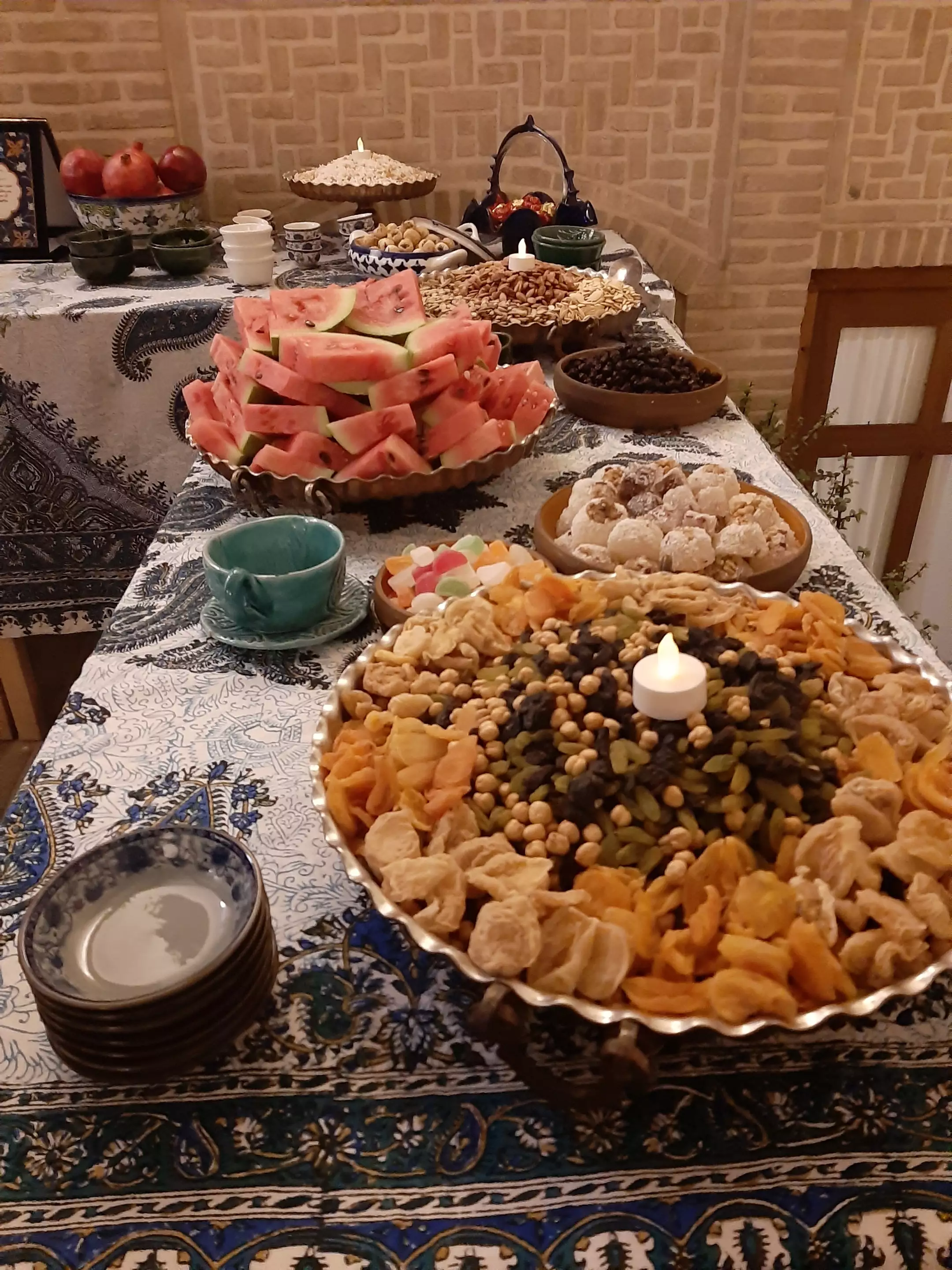 میز پذیرایی کاشانه روشن با هندوانه و خشکبار