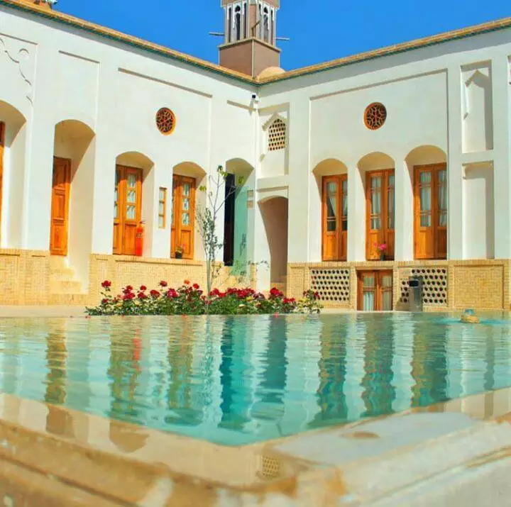 حوض آب در حیاط سنتی هتل فلاحتی