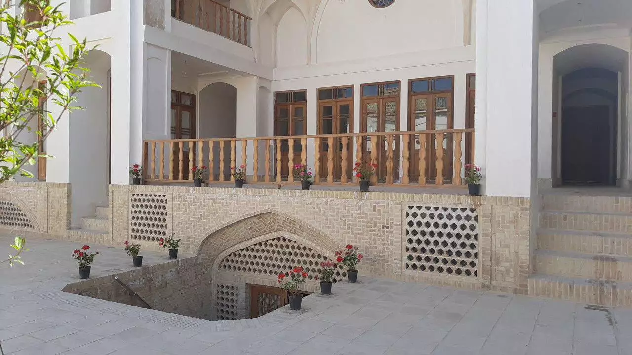 ایوان و ورودی زیرزمینی اقامتگاه فلاحتی