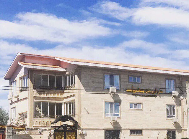 نمای ساختمان و ورودی هتل مهیاد