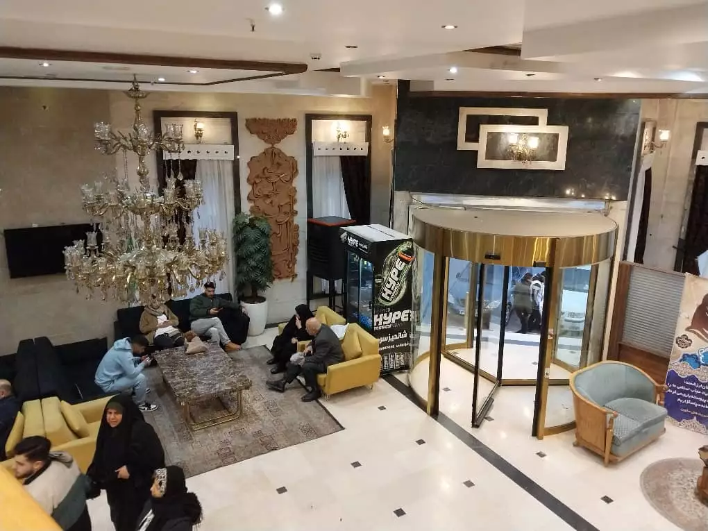 لابی هتل ساوین با مبلمان و ورودی گردان