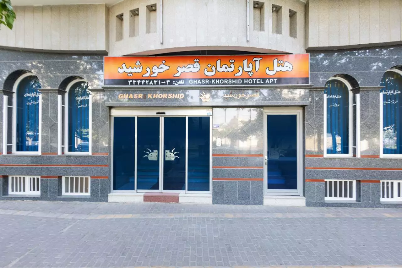 ورودی هتل قصر خورشید با نمای سنگی