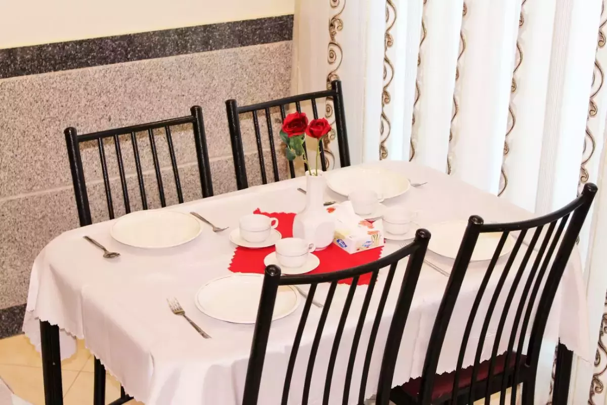 میز غذاخوری چیده‌شده با فنجان و گل رز