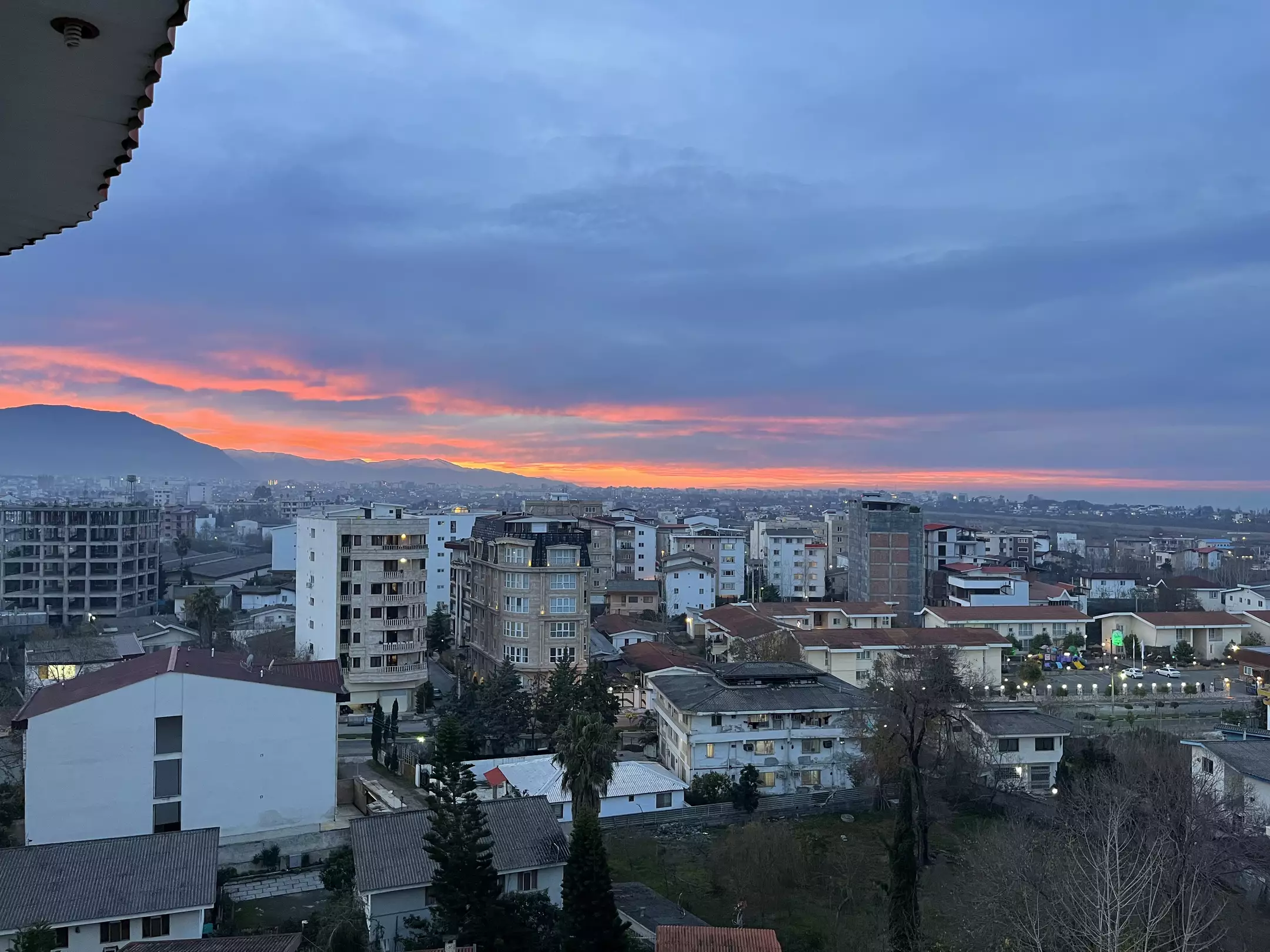 چشم‌انداز شهری غروب از هتل عرش
