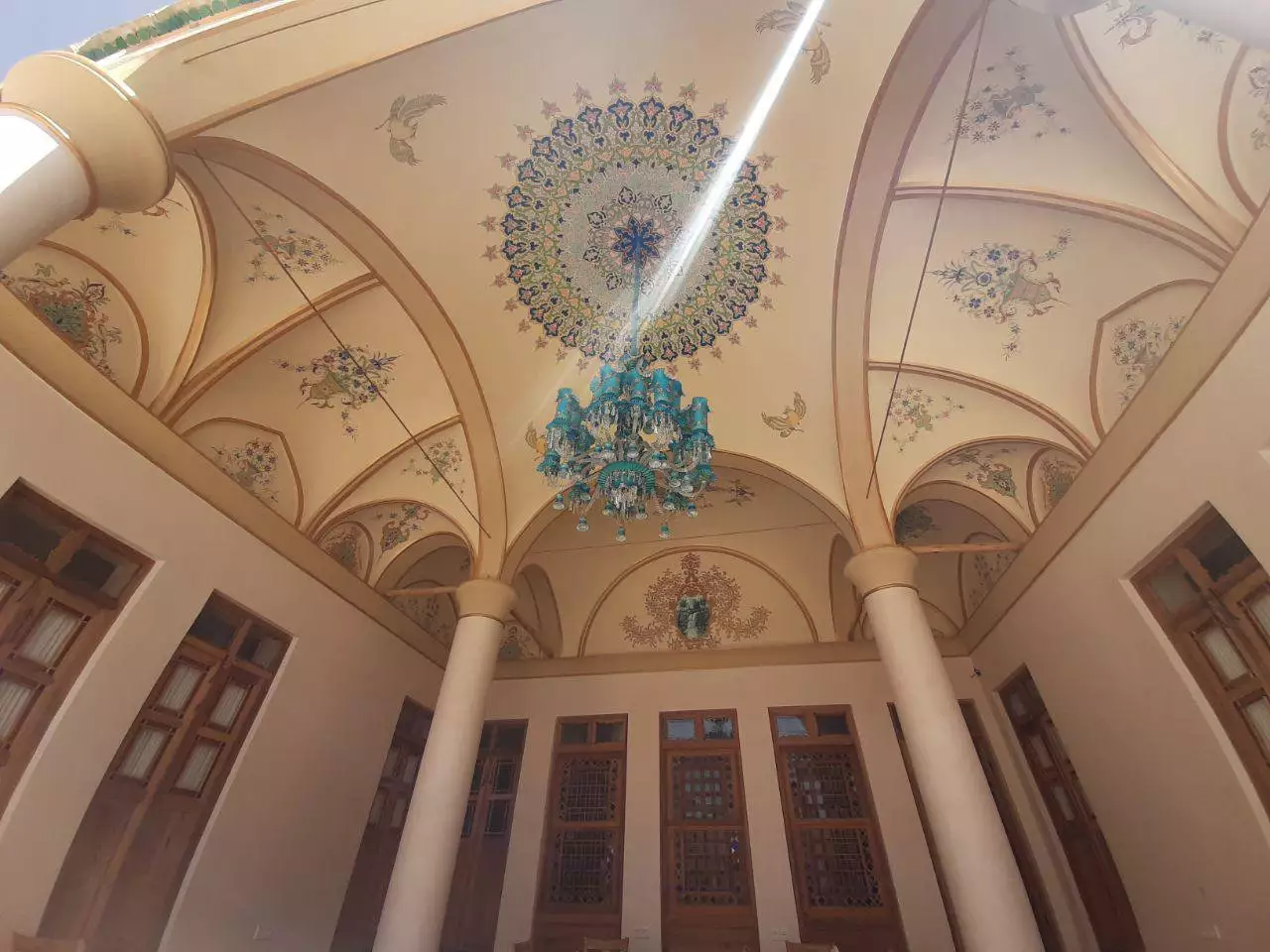 سقف نقاشی‌شده و چلچراغ هتل یاسمین راهب
