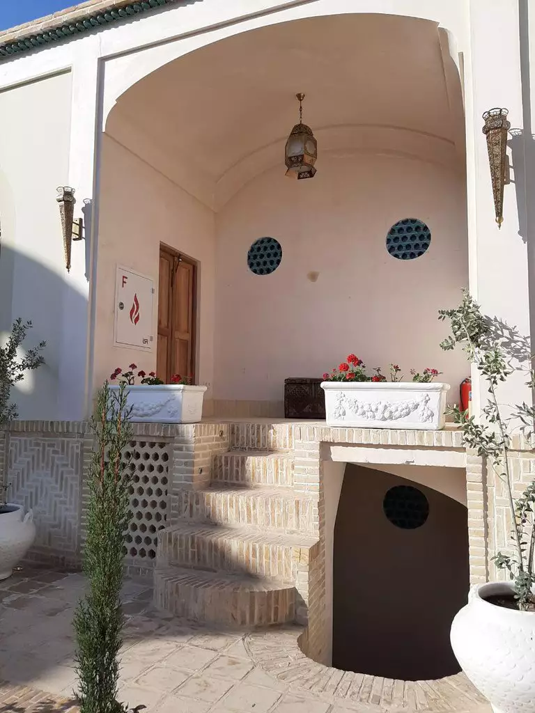 طاقچه و پلکان آجری در حیاط هتل یاسمین راهب