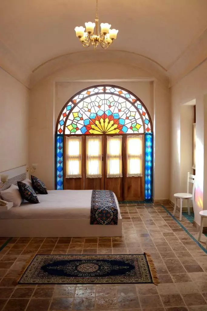 اتاق یاسمین راهب با پنجره رنگی قوسی