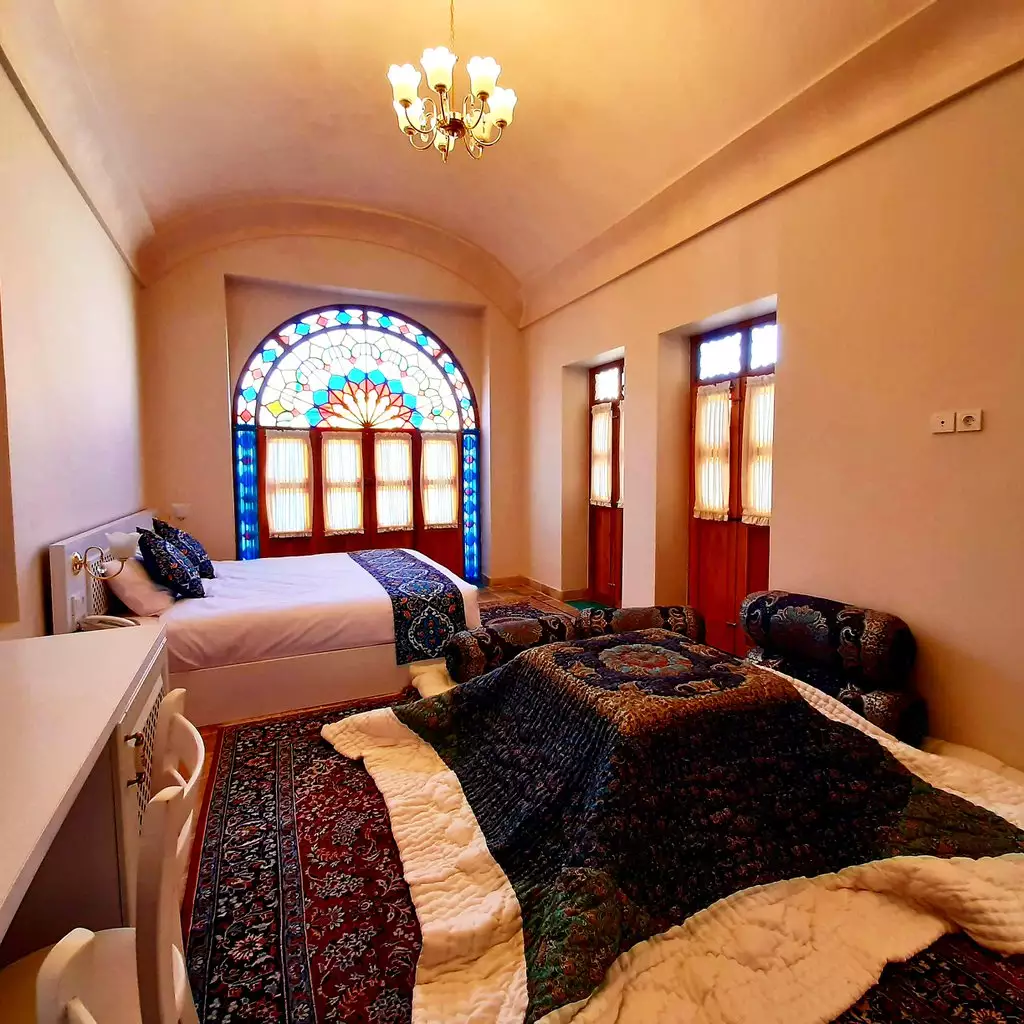 اتاق خواب یاسمین راهب با پنجره شیشه‌رنگی