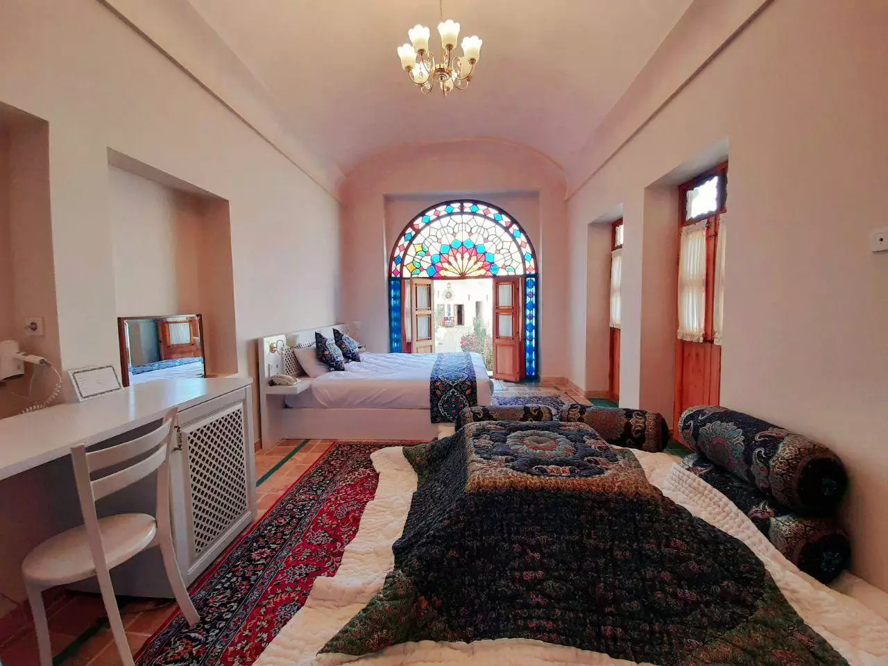اتاق یاسمین راهب با پنجره رنگی و فرش