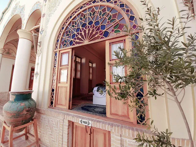ورودی قوسی با شیشه‌کاری رنگی در هتل یاسمین راهب