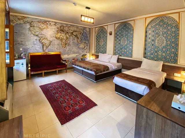 اتاق هتل خانه کشیش با تختهای دونفره و کاشیکاری سنتی