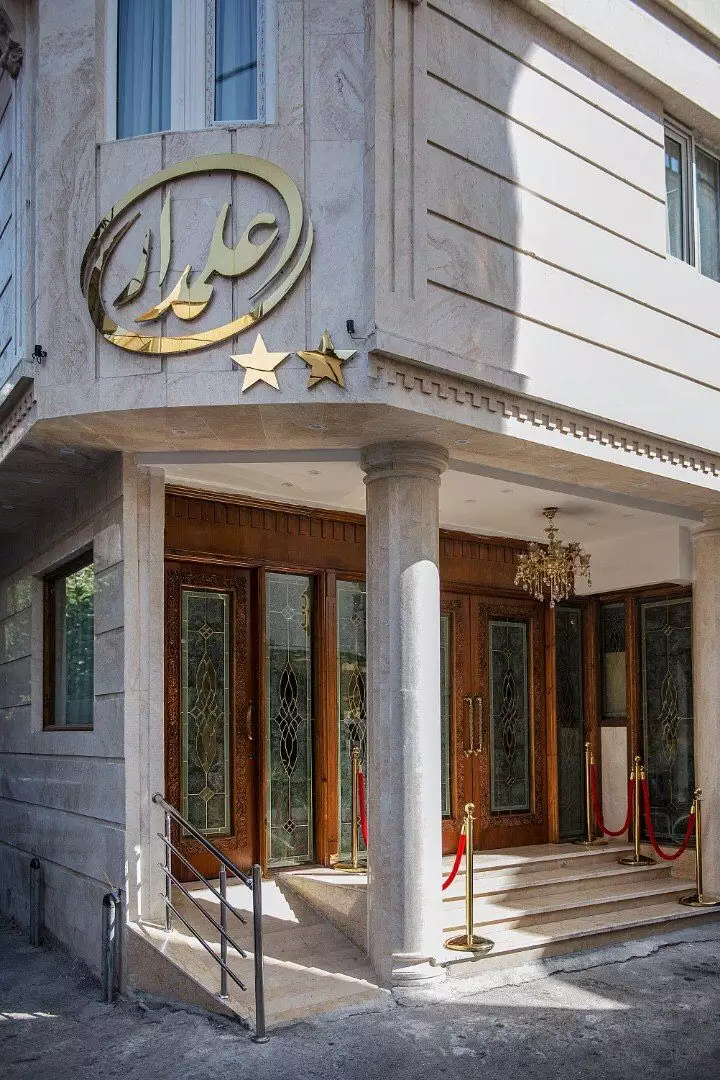 ورودی هتل علمدار با نمای سنگی و دو ستاره