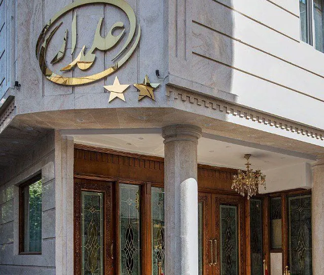 تابلوی هتل علمدار بر نمای ورودی ساختمان