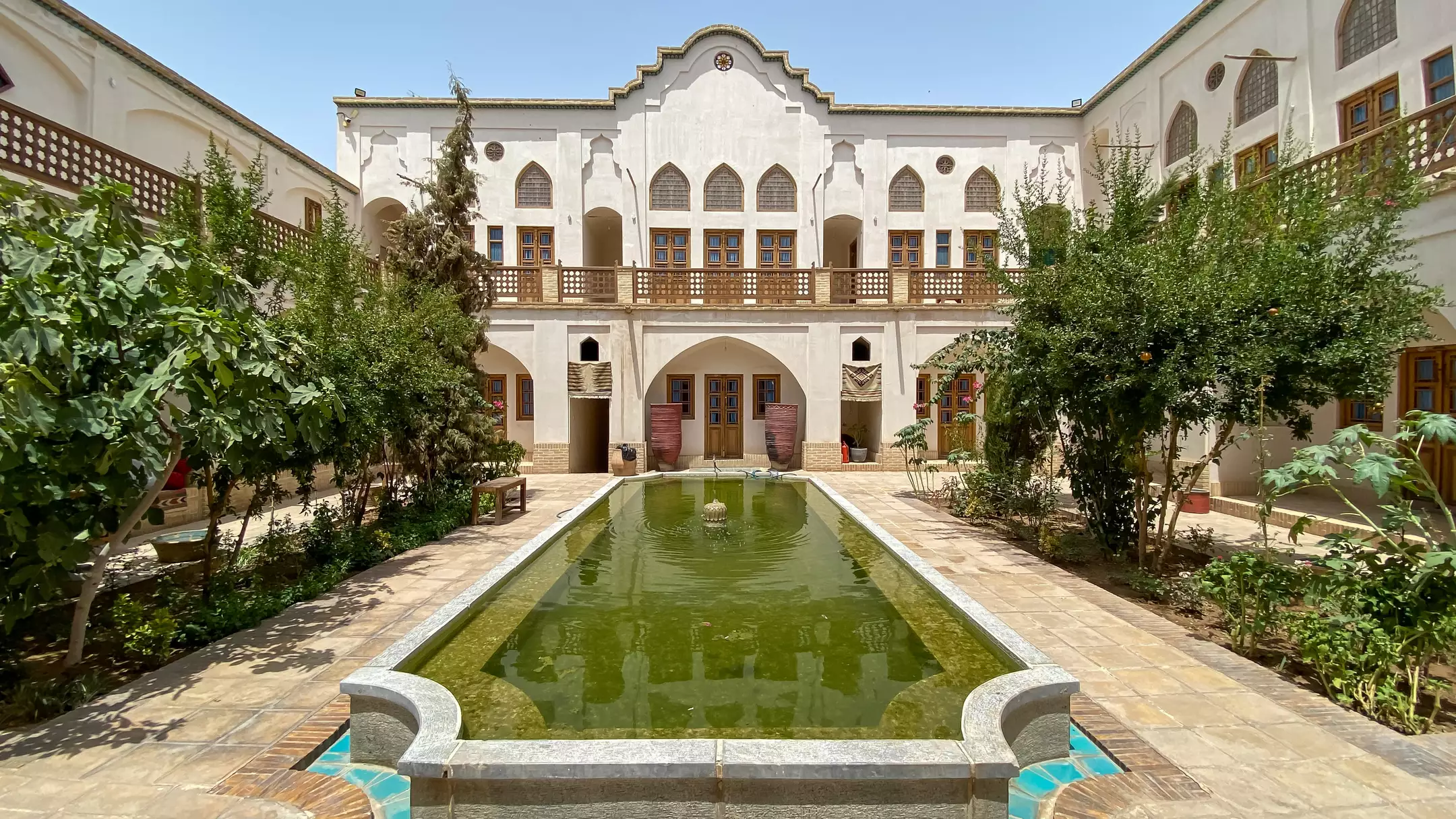حیاط هتل ادیب با حوض مستطیلی