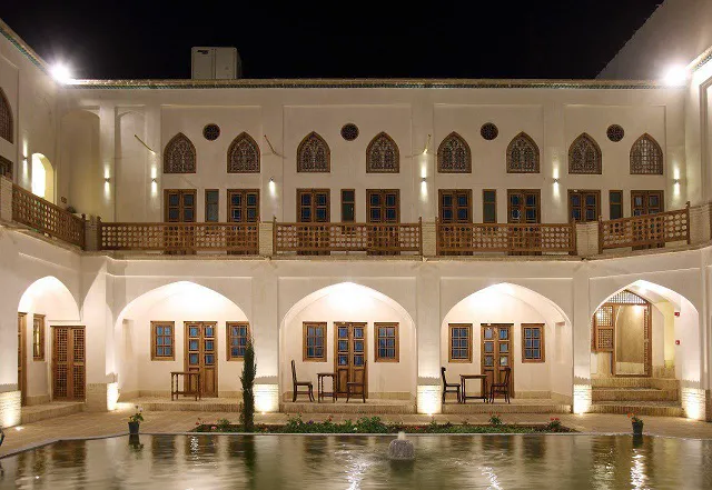 نمای حیاط و ایوانهای هتل ادیب در شب