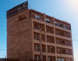 نمای بیرونی ساختمان هتل و رستوران ناکو