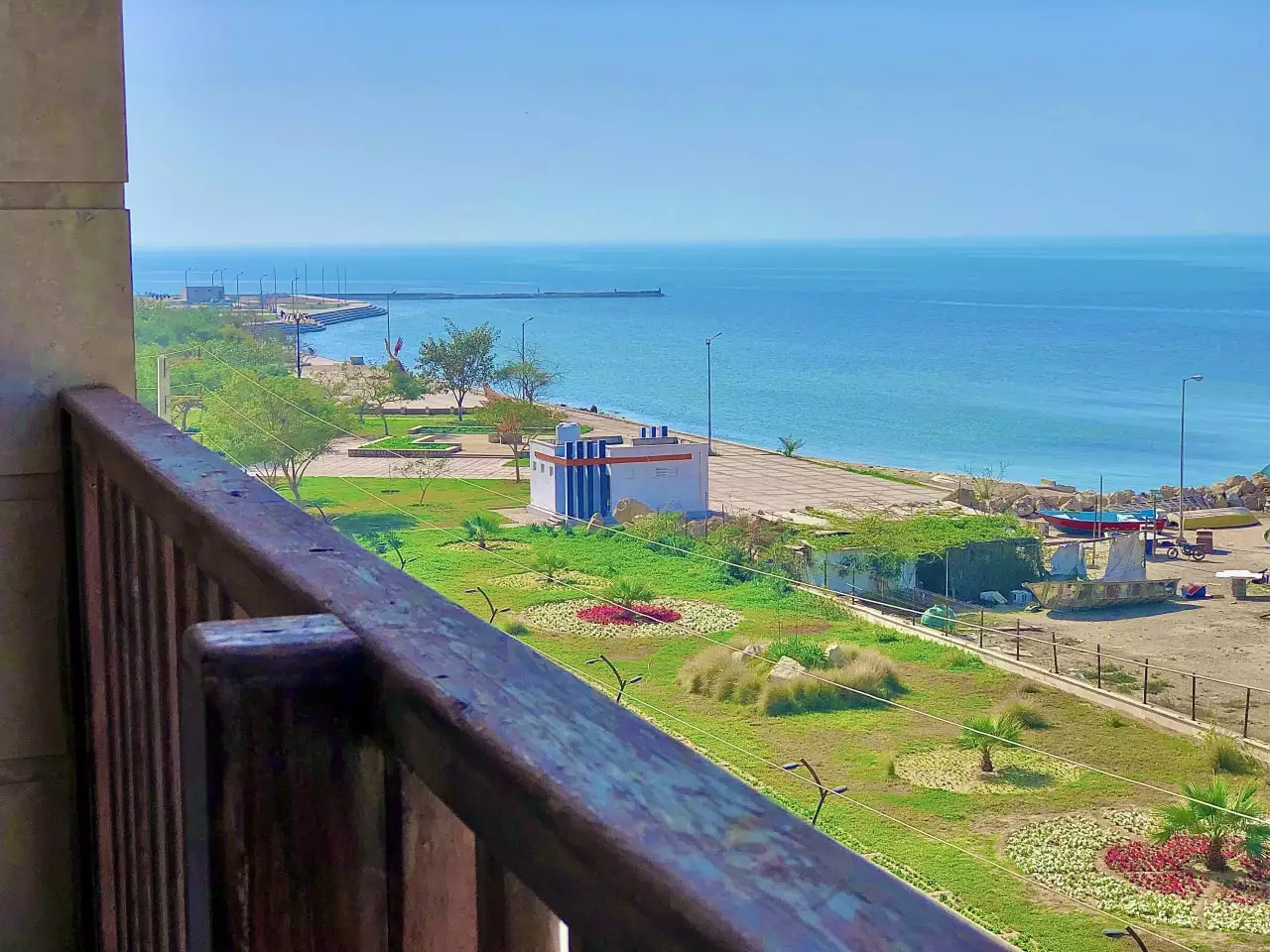 چشم‌انداز ساحل از بالکن هتل ناکو