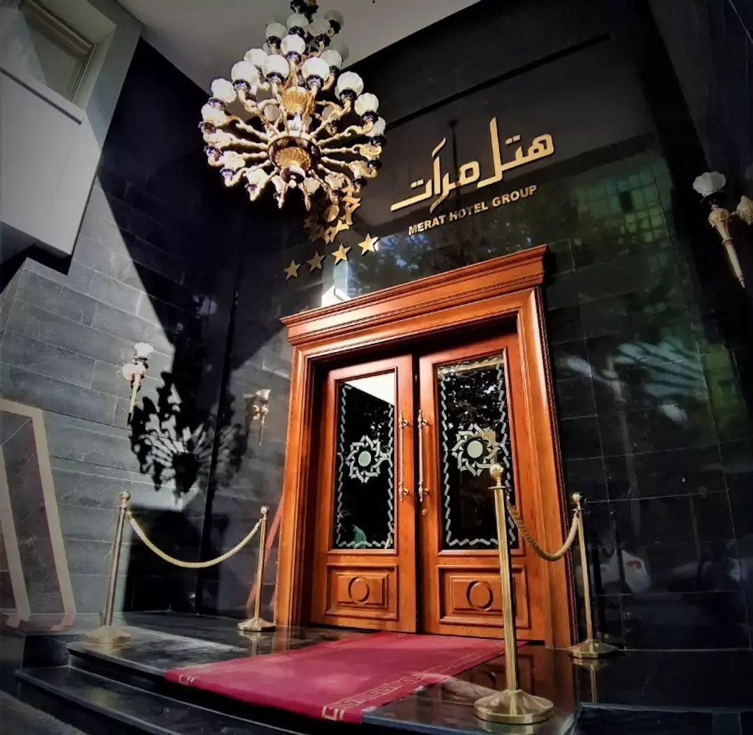 ورودی چوبی هتل مرآت با لوستر و نشان هتل