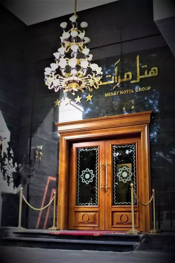 ورودی هتل مرآت با در چوبی و لوستر کریستالی