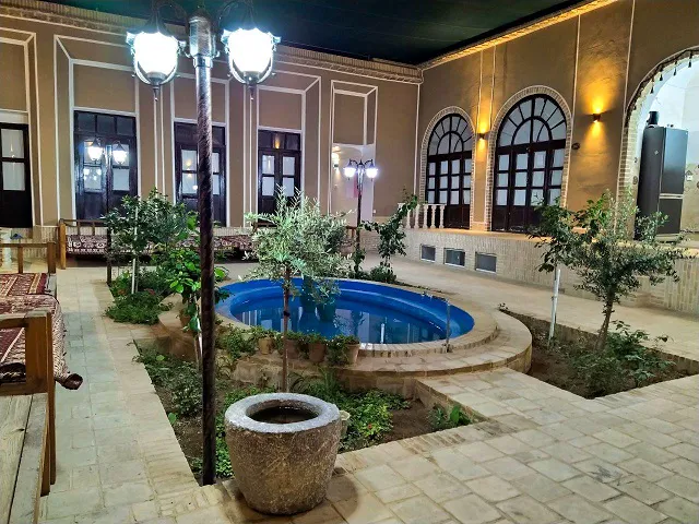 حیاط هتل کهن پایاب با حوض مرکزی