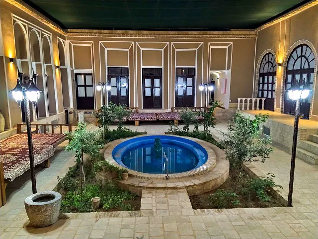 حوض گرد و باغچه در حیاط کهن پایاب