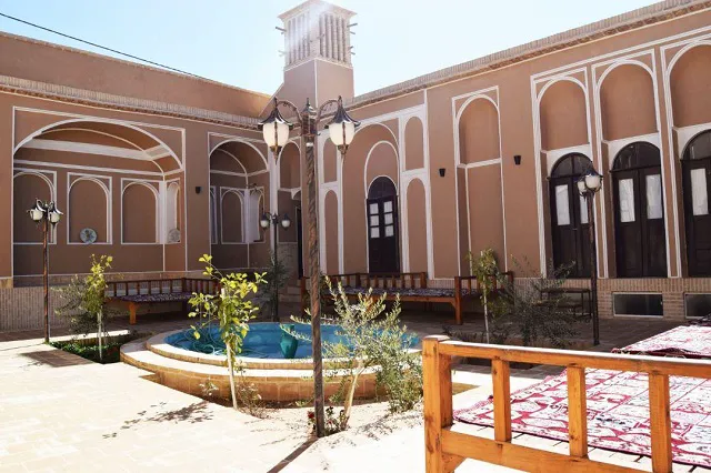 حیاط مرکزی با حوض در هتل کهن پایاب