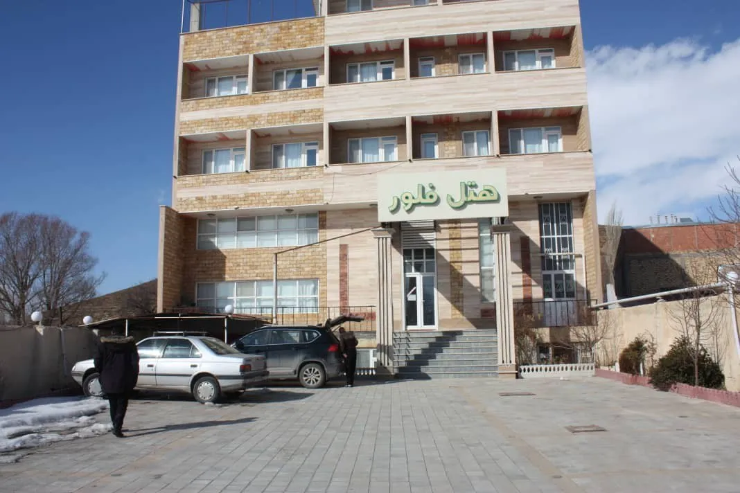 ورودی هتل فلور و نمای ساختمان چندطبقه