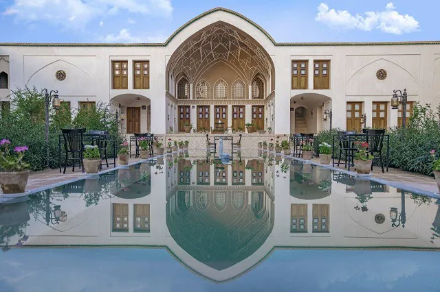 نمای هتل کاسیان و حوض انعکاس‌دار حیاط