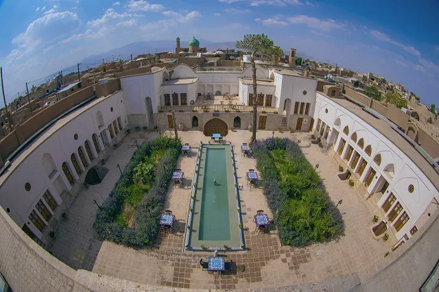 حیاط مرکزی هتل کاسیان با حوض مستطیلی