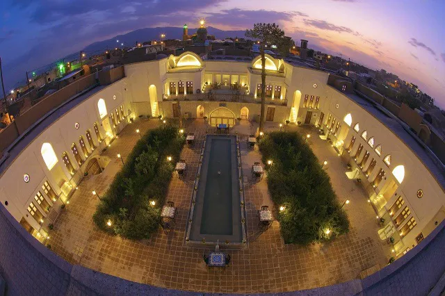 حیاط مرکزی هتل کاسیان در شب