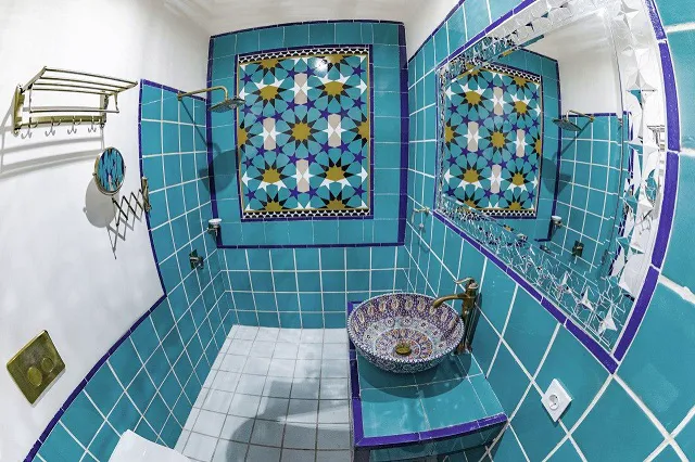 روشویی کاشی‌کاری‌شده در سرویس بهداشتی هتل کاسیان