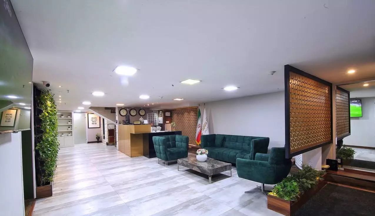 لابی هتل سومیا با مبل‌های سبز و میز پذیرش