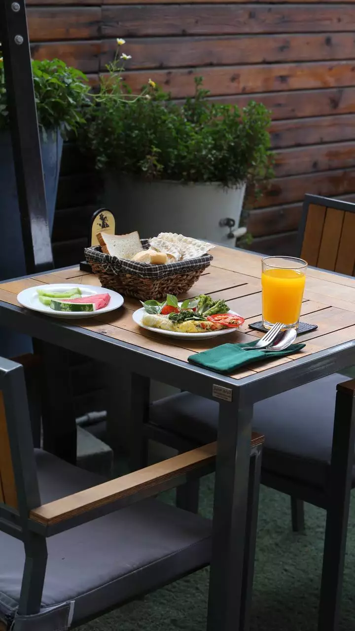میز صبحانه در فضای باز هتل سومیا