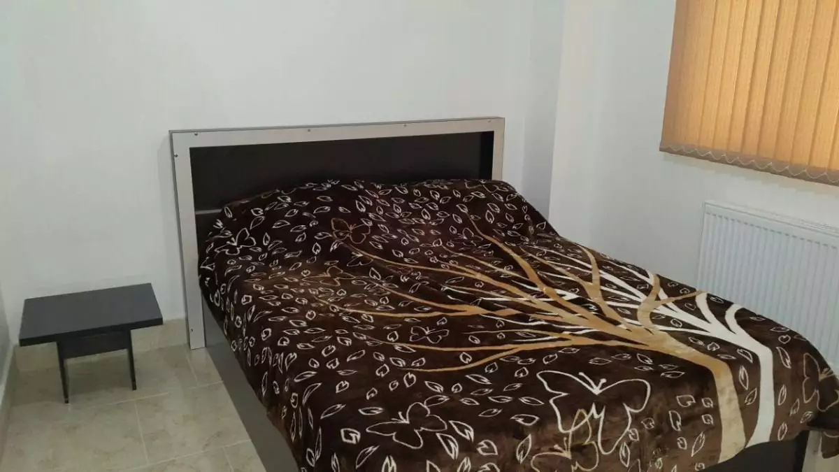 تخت دونفره با روتختی طرح‌دار در هتل اطلس