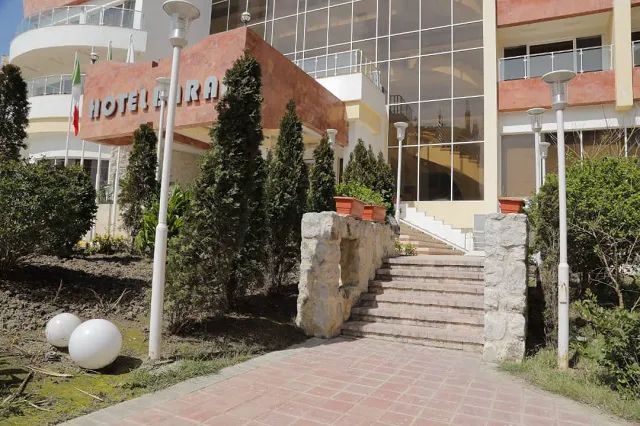 ورودی هتل باران با پله‌های سنگی