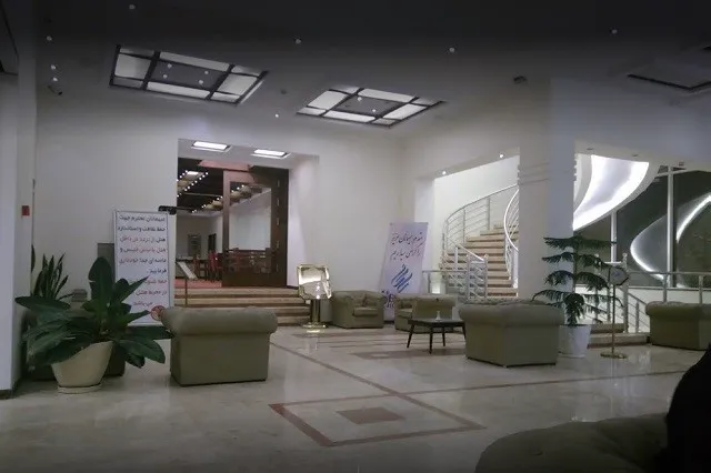 لابی هتل باران با مبلمان و راه‌پله
